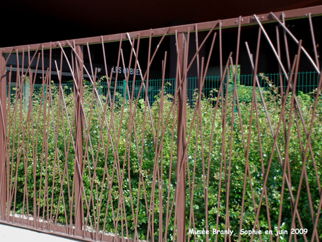 Musée Branly: roseaux métalliques