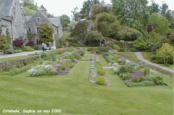 Cotehele: les massifs devant la maison