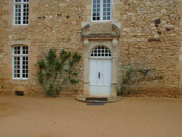 Eyrignac: cour du château