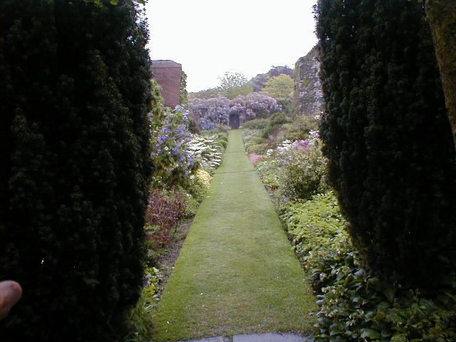 all&eacute;e centrale du jardin clos