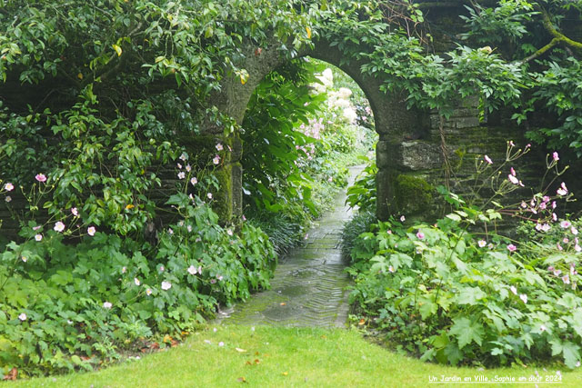 un passage dans une arche de pierres