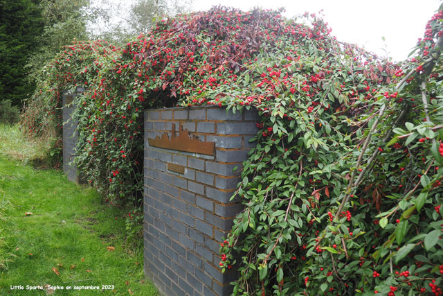 murets de briques à Little Sparta