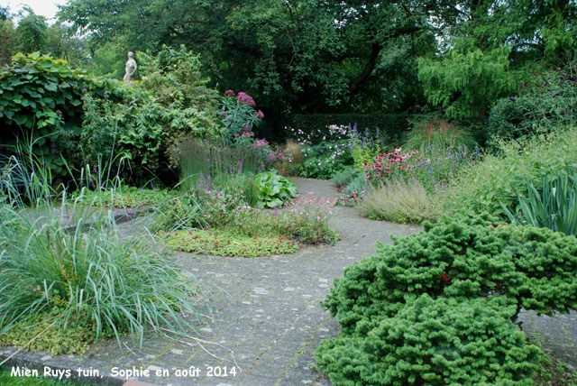 Mien Ruys: terrasse fleurie