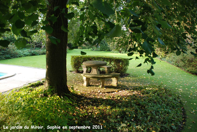 Jardin du Miroir: table