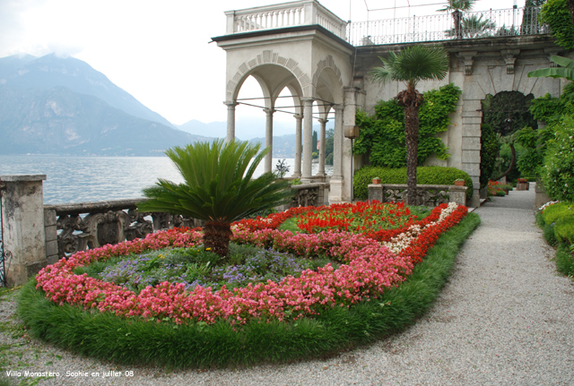 terrasse fleurie à Monastero