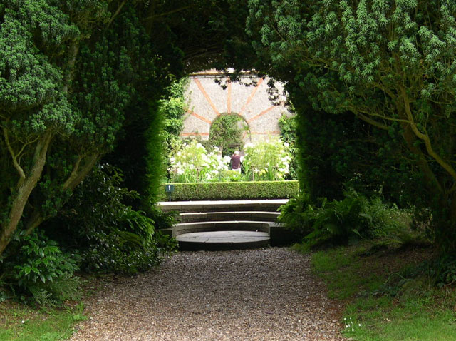 Entrée du jardin blanc au Bois des Moutiers