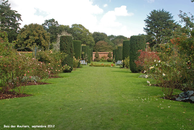 La roseraie de Mary au Bois des Moutiers.