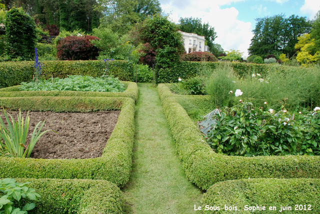 le jardin formel vers la maison.