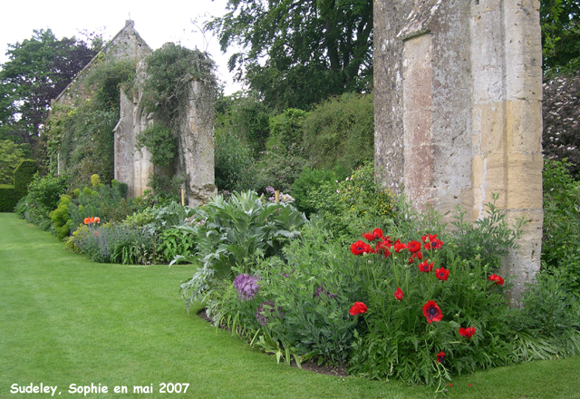 Sudeley Castle: mixed border