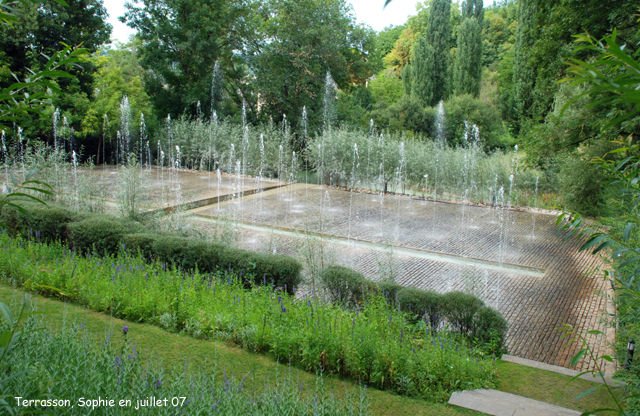 Terrasson: jets d'eau