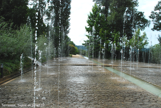 Terrasson: jets d'eau