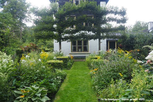 la maison et le jardin blanc à Boomgaard